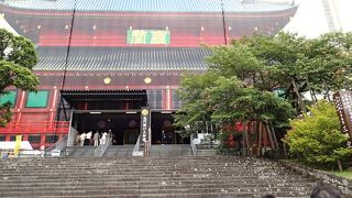 ８．５メートルもある金色の千手観音、阿弥陀如来、馬頭観音の三体の仏様が鎮座