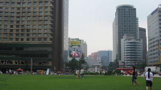 旧市庁(現図書館)の前にあり、緑が綺麗です。