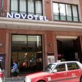 ノボテル・ネーザンロード・カオルーン・ホテル・地下鉄のジョーダン駅から徒歩５分の４★クラスのホテルです。