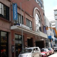 ネーザンロード沿いですが玄関は路地に面してます。