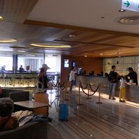 フロントデスクは２階です