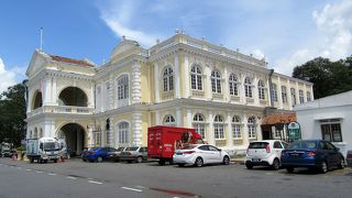 白とアイボリーの理由は、おそらく…