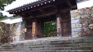 お城の門のように立派