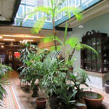 奥はこんなパティオ風になっていて…