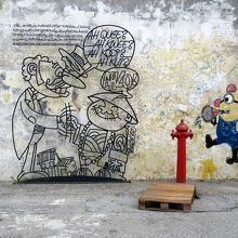 スチール製のアートとのコラボ…著作権などクソ食らえのミニ●ン