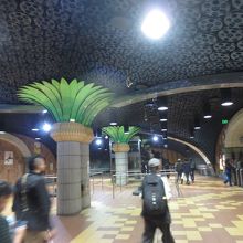 駅毎に天井や造作が異なるのが楽しかった。