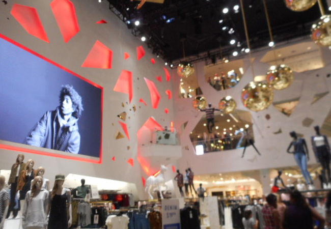 H&M (ザ フォーラム ショップス店)