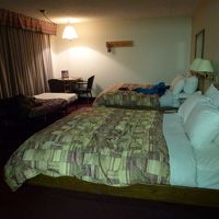 ツインに補助ベッドを置いてもこのスペースの余りようw