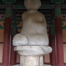 建物内にある石仏座像。お顔がお地蔵さんの様です。