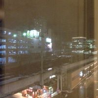 室内から線路側を望む