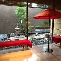 ビジネスホテル風の外観とは打って変わって和テイストのロビー