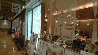 うどんを中心としたあっさりビュッフェランチ。