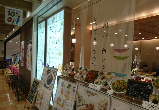 うどんを中心としたあっさりビュッフェランチ。