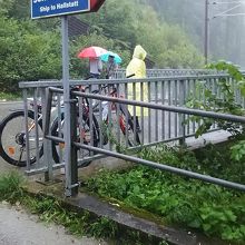 駅から船着き場への坂道の案内板