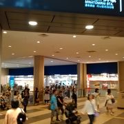 クイーンズ   アット 3nd   1階からエスカレーターでB3階まで下りると改札口あり