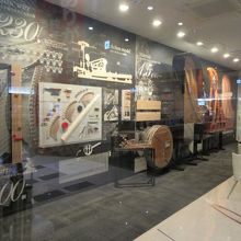 ピアノの仕組みや各部品について説明する、展示スペース。