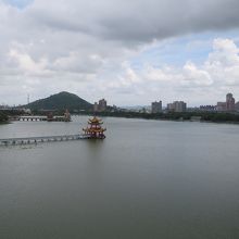 龍虎塔から見た蓮池潭