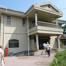 洋館立ての佇まいで迎えてくれる