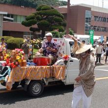 パレードで盛り上がる市街