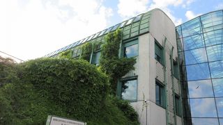 屋上に庭園のある変わった図書館