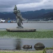 諏訪湖に浮かぶ大きな銅像