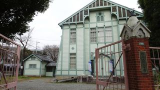 群馬大学の敷地内にある、木造の建物です