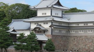 二の丸へ向かう人々を・・・