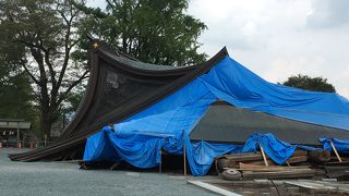 神社周辺の商店街とともに