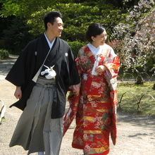 将来をともにする新婚さんたちも幸せを求めて、やってきます。