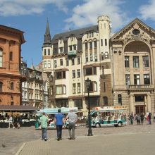 左が証券取引所の建物です。