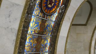 ステンドグラスに見とれる