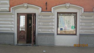 ブラックヘッド会館の中にあります。