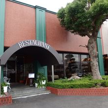 ホテルの右側に入り口