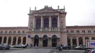 新古典主義様式の風格のある駅舎