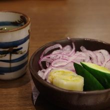 うどんを待っている間、サービスの漬物が美味い