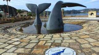 くじらの尻尾のモニュメントと大きな捕鯨船が象徴的です。