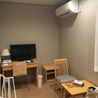 縦に長い部屋で、ベッドからテレビが遠い（笑）