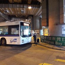 香港・元朗駅の国境施設行きバス乗り場（乗り場は他にもあり）