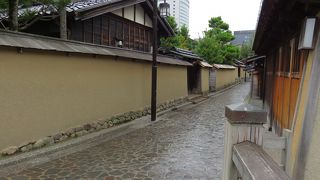 石畳の細い路地が・・・