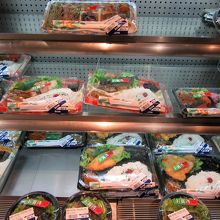 訪れたのは夕方、弁当類は割引開始です