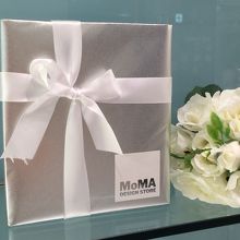 MOMA  ラッピング