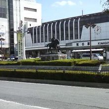 熊谷駅の北口近く、バス・タクシープールの中ほどに建っています