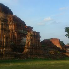 広範囲に散在する赤茶けた遺跡