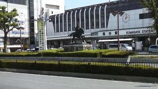 熊谷駅前に建つ鎌倉時代頃の武士像です