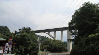 高千穂峡の一番上に架かるコンクリート造りの橋