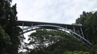高千穂峡に架かる真ん中の鋼橋