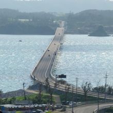 古宇利オーシャンタワーから見た古宇利大橋。