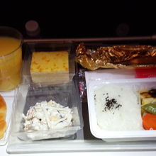 和食。日本発の便だけあり、日本人好みの味だったかな。