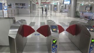 朝のスワプンナーム空港駅 (ARL)