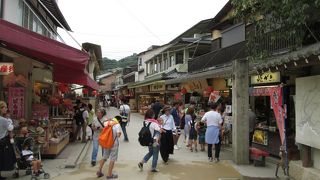 夏の宮島表参道商店街 (清盛通り)